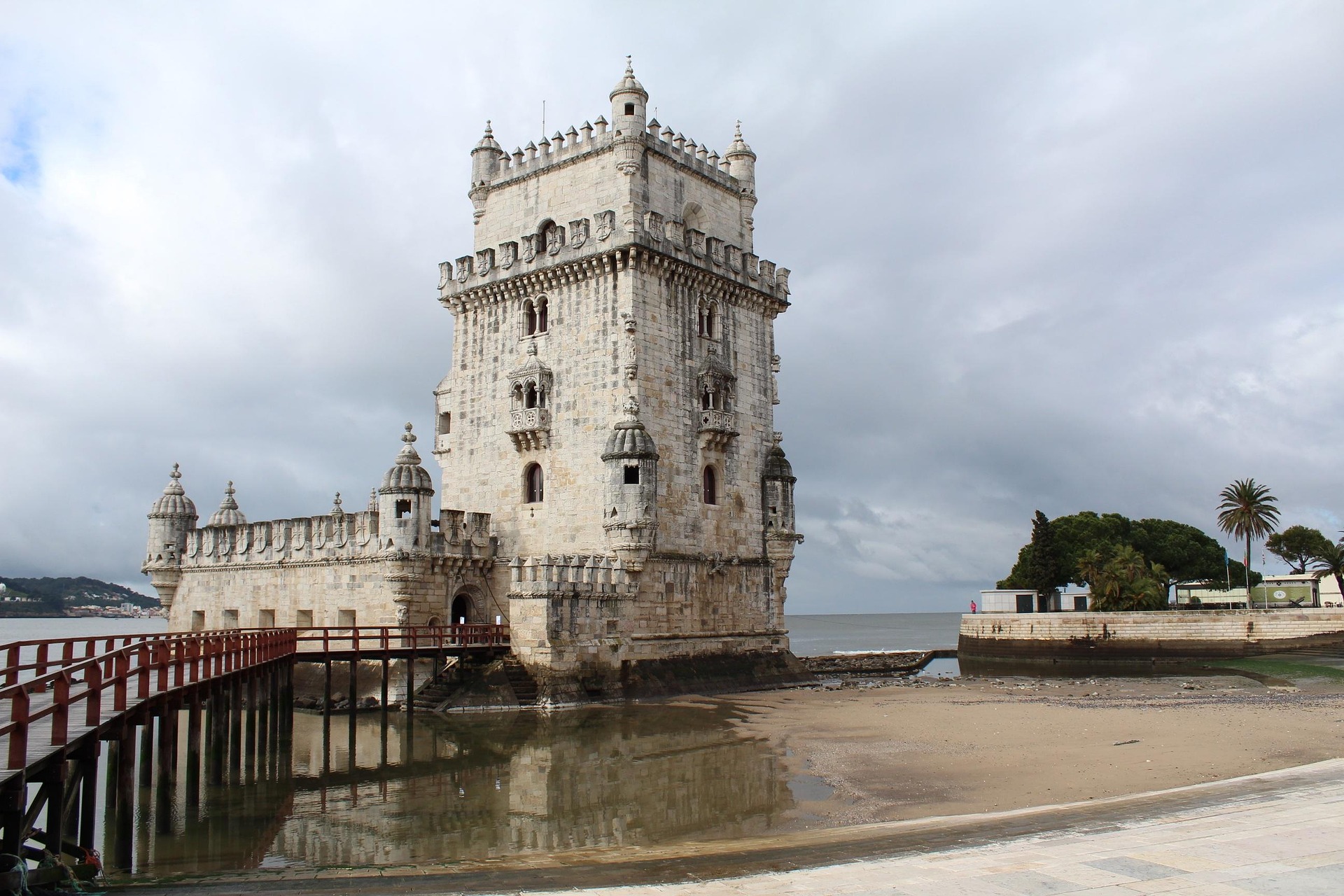 Paisagem deslumbrante de Portugal com montanhas e um céu azul claro